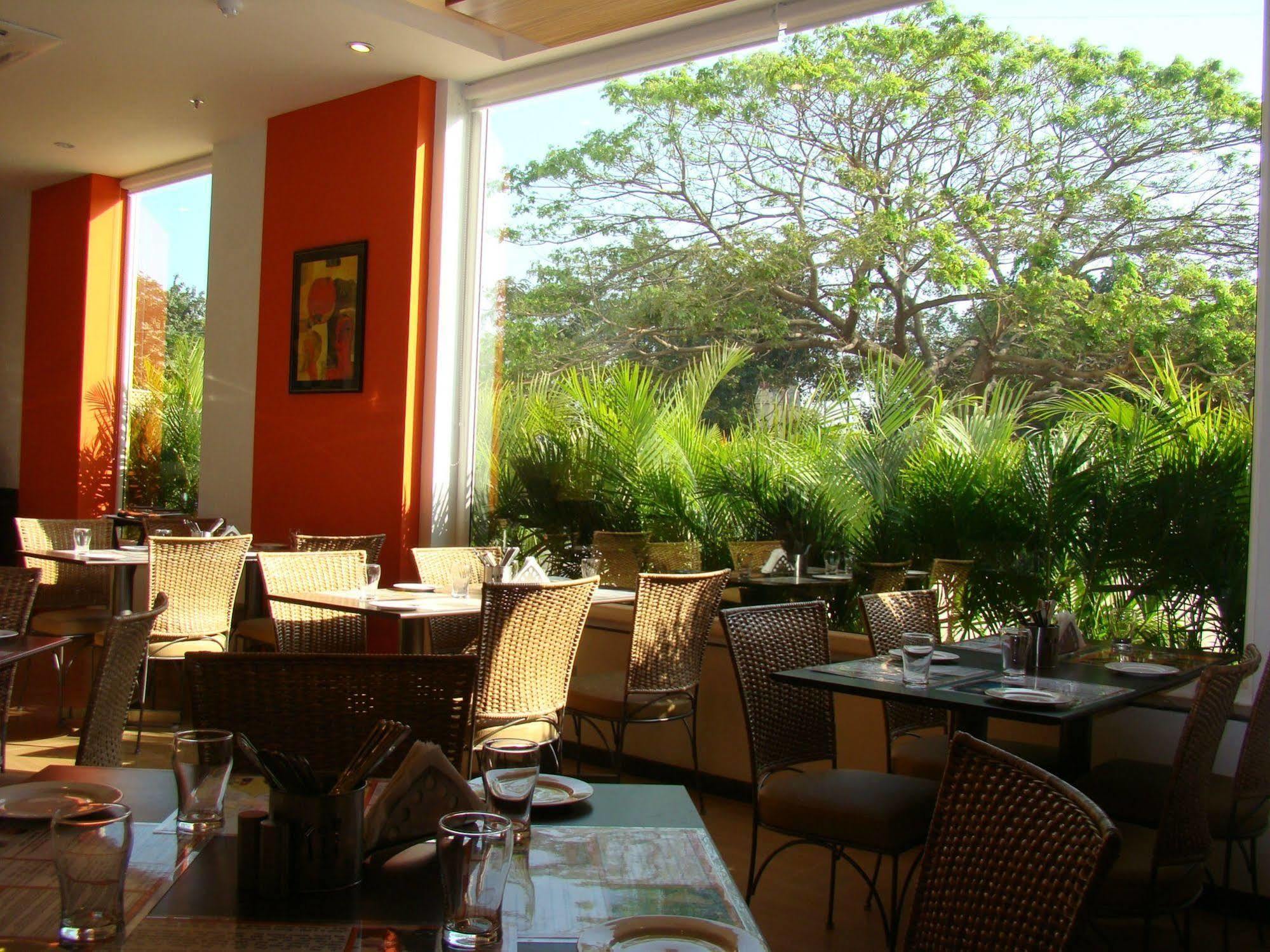 Lemon Tree Hotel Chennai Restaurant photo