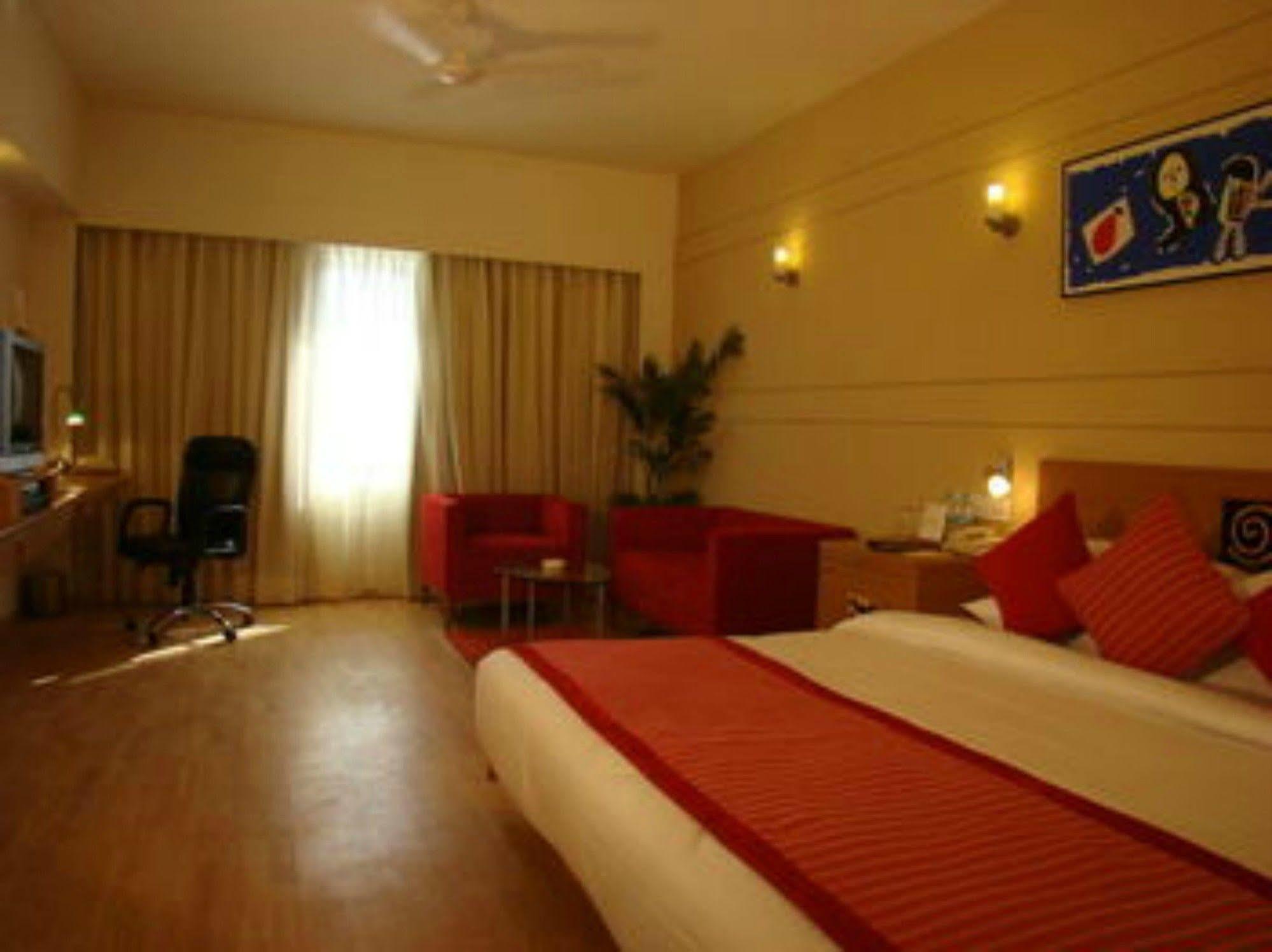 Lemon Tree Hotel Chennai Room photo