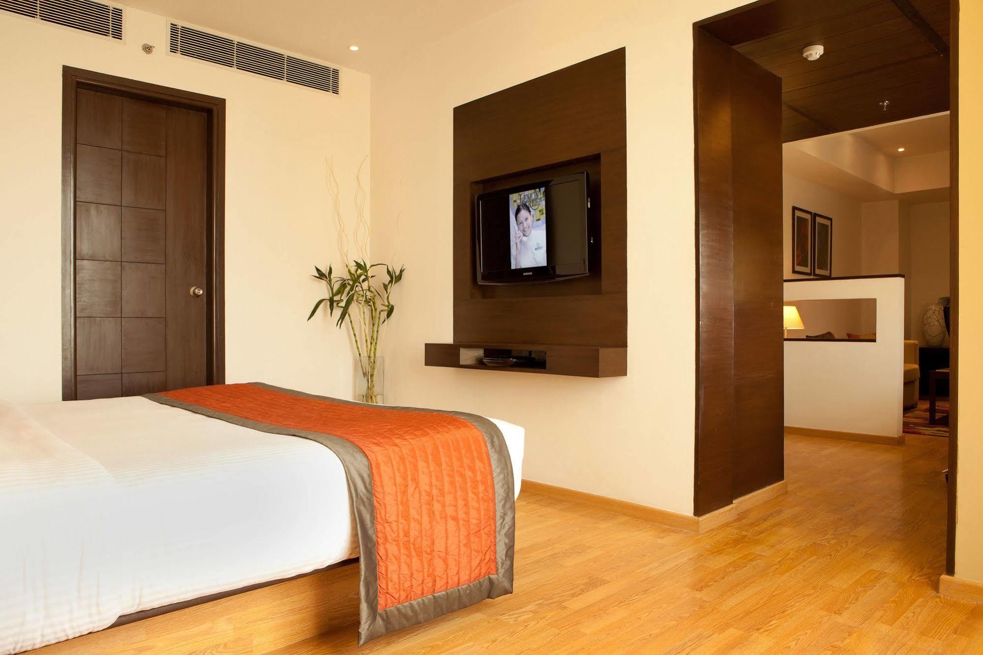 Lemon Tree Hotel Chennai Exterior photo