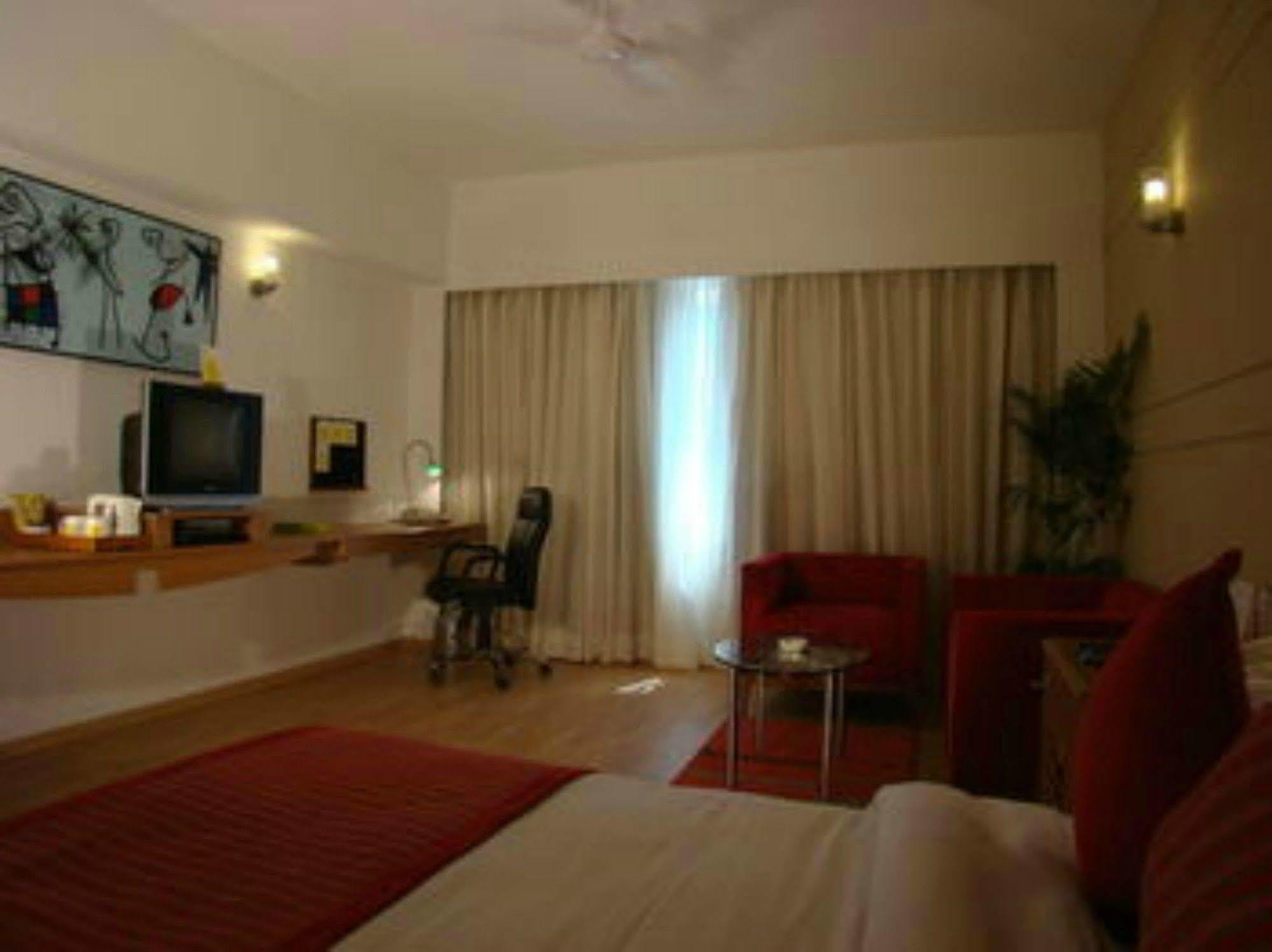 Lemon Tree Hotel Chennai Exterior photo
